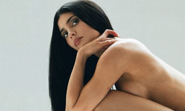 Kylie Jenner ποζάρει γυμνή στη νέα καμπάνια της Khy και παρουσιάζει τα πρώτα της παπούτσια