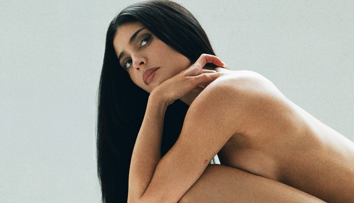Kylie Jenner ποζάρει γυμνή στη νέα καμπάνια της Khy και παρουσιάζει τα πρώτα της παπούτσια