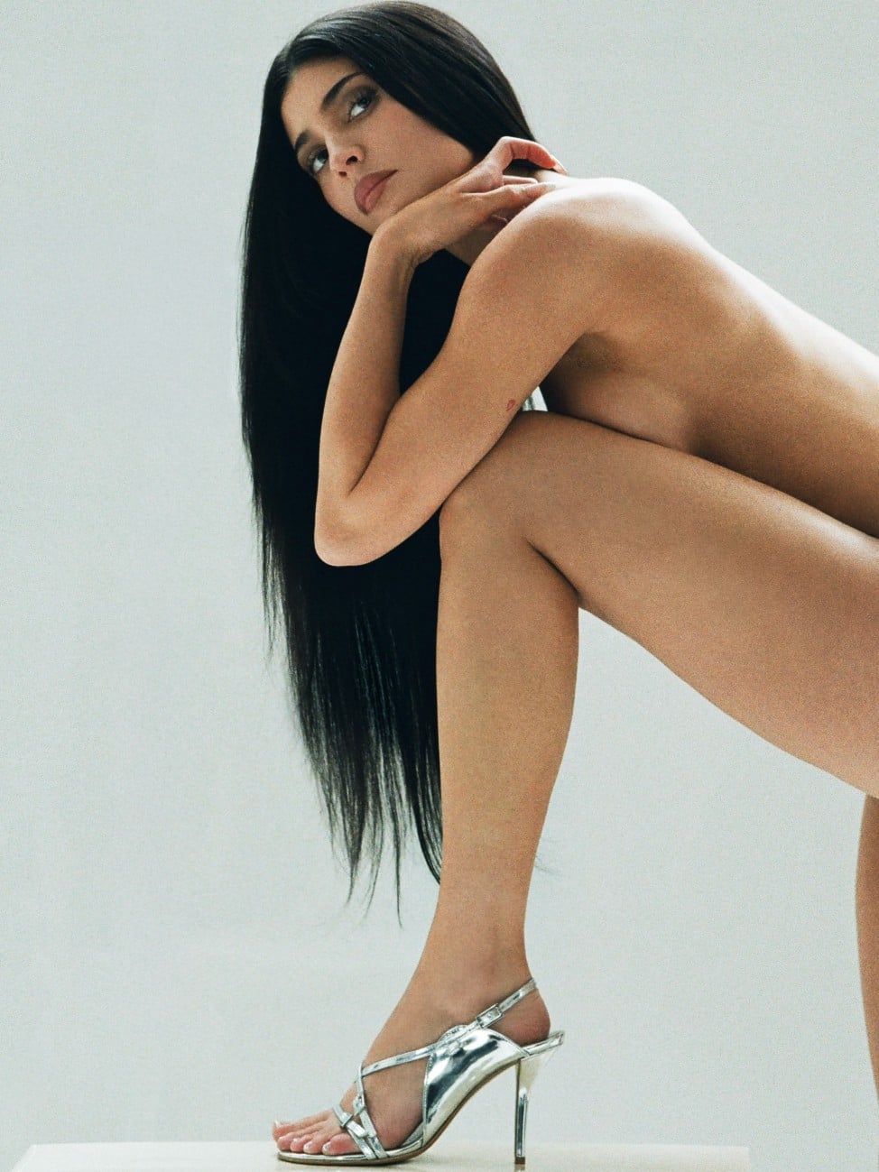 H νέα καμπάνια της Khy από την Kylie Jenner. Φωτογραφίζεται γυμνή και παρουσιάζει τα πρώτα της παπούτσια