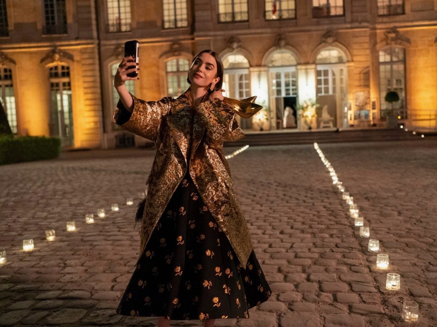Emily in Paris: Οι πρώτες εικόνες από το μεγάλο φινάλε έχουν άρωμα Ελλάδας και looks από το φινάλε