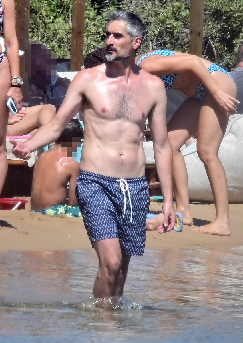 Νίκος Λυμπερόπουλος: Σπάνια δημόσια εμφάνιση σε παραλία της Πάρου