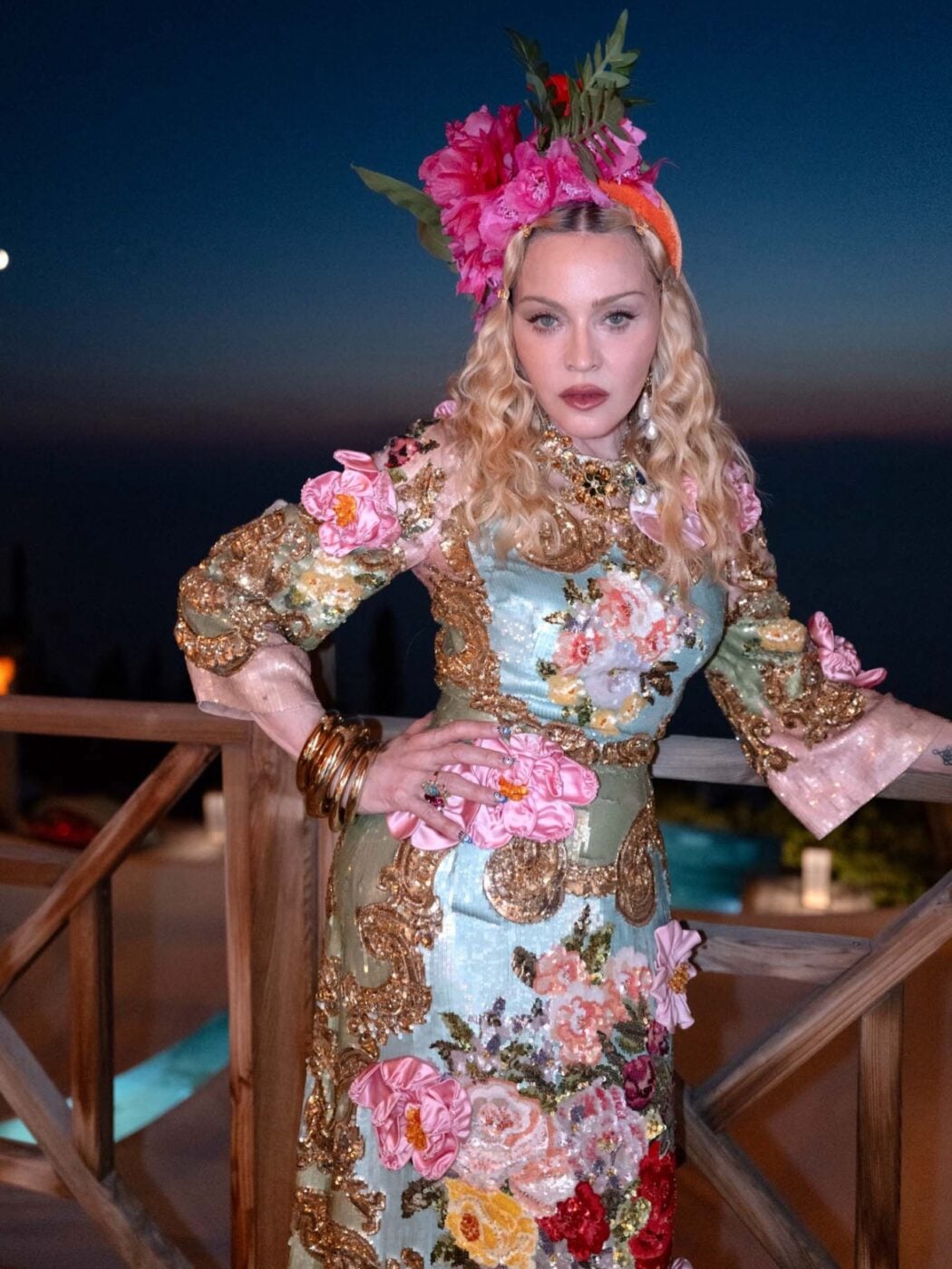 Η Madonna στην Κέρκυρα: Το γενεθλιακό look της Dolce & Gabbana είναι ύμνος στο «too much» και δήλωση πως δεν σκοπεύει να «μικρύνει» για κανέναν