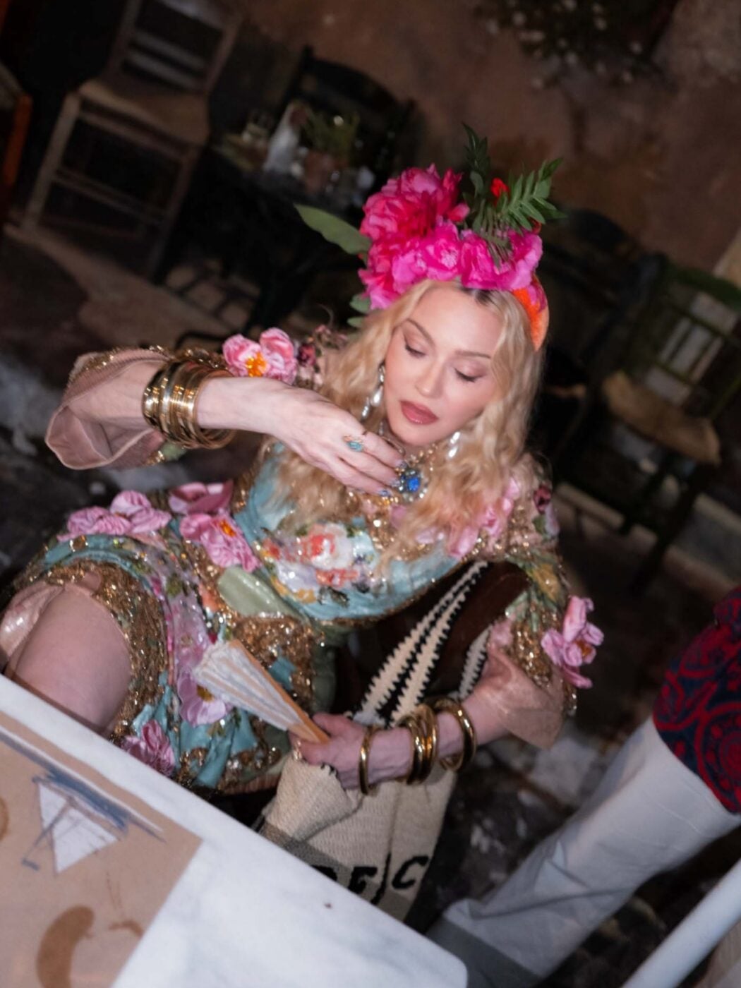 Η Madonna στην Κέρκυρα: Το γενεθλιακό look της Dolce & Gabbana είναι ύμνος στο «too much» και δήλωση πως δεν σκοπεύει να «μικρύνει» για κανέναν