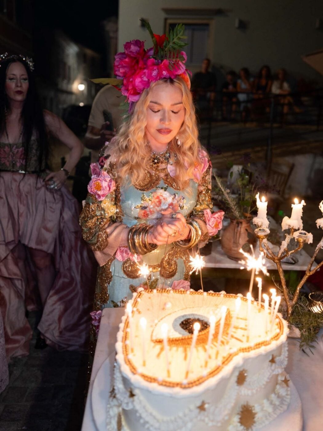 Η Madonna στην Κέρκυρα: Το γενεθλιακό look της Dolce & Gabbana είναι ύμνος στο «too much» και δήλωση πως δεν σκοπεύει να «μικρύνει» για κανέναν
