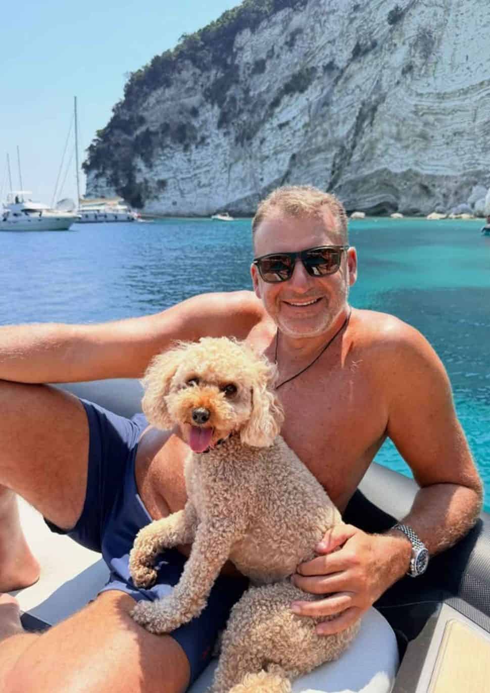 Λιάγκας – Αντωνά: Μετά τις Σεϋχέλλες στους Παξούς, το σπιτικό παστίτσιο και το φιλί με τη σκυλίτσα