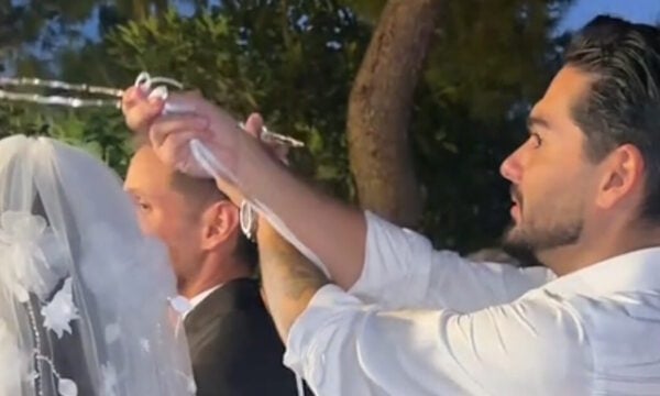 Χρήστος Μάστορας: Κουμπάρος στον γάμο της αδελφής του Αμαλίας, με το βίντεο με τα στέφανα