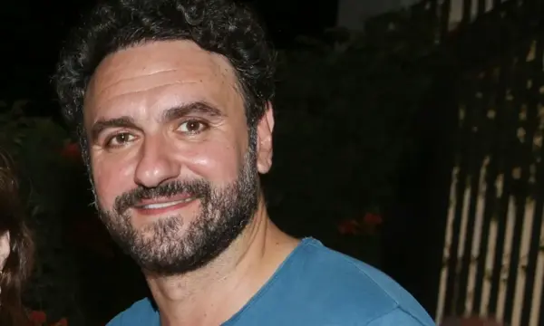 Ο Μελέτης Ηλίας ποζάρει με την κόρη του στις διακοπές τους – Είναι ολόιδια η μαμά της