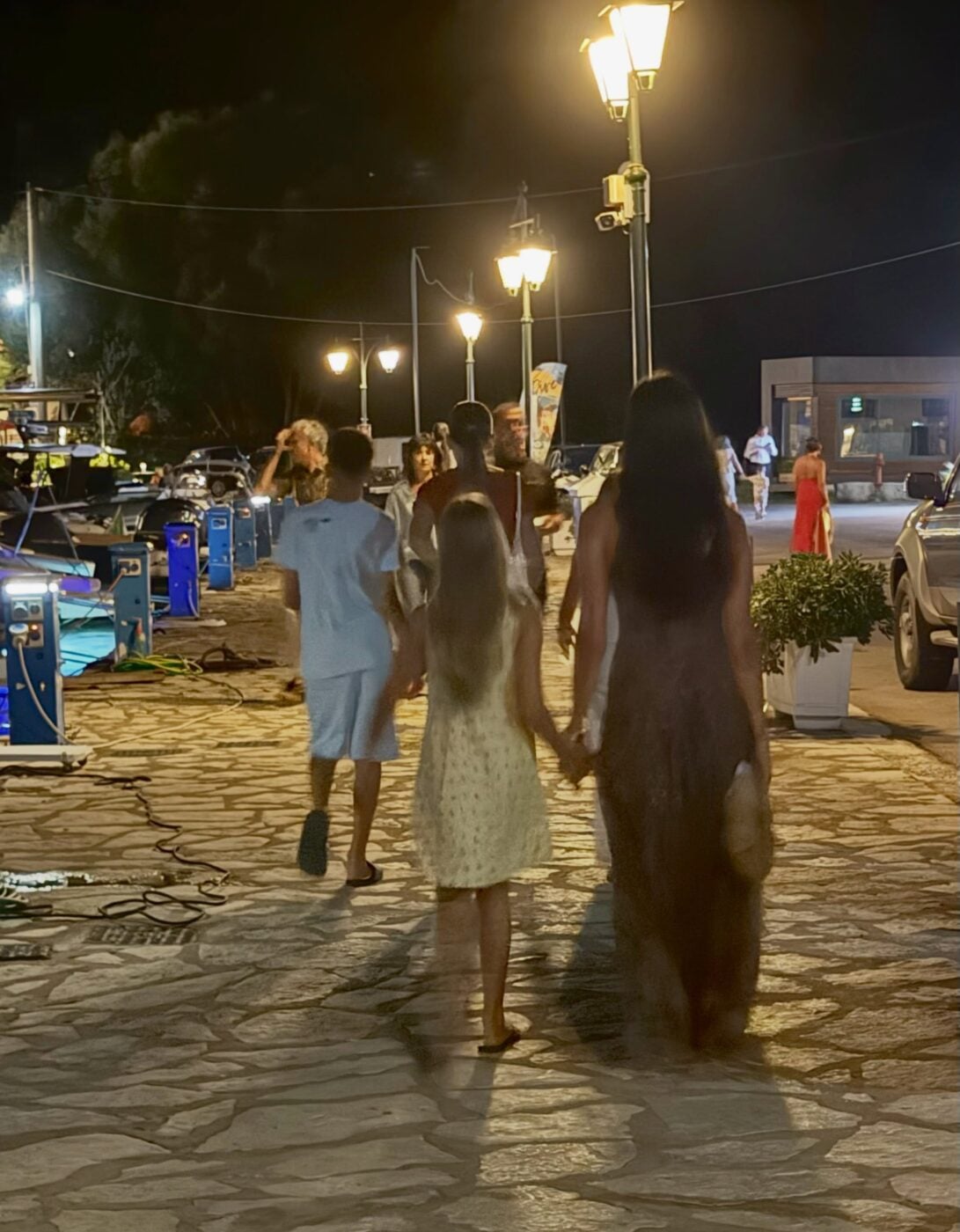Ελένη Μενεγάκη – Μάκης Παντζόπουλος: Οικογενειακές διακοπές στο Μεγανήσι με φωτογραφίες