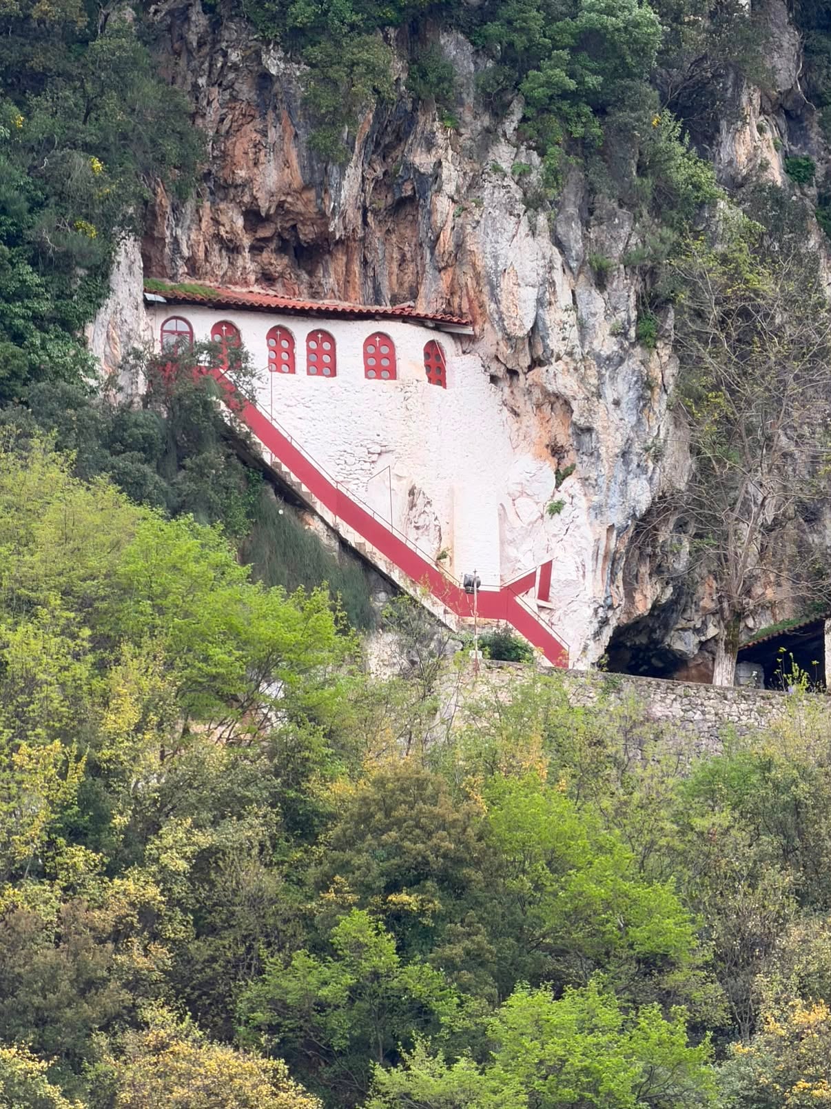 Η Παναγία η Μεσοσπορίτισσα στο Καστόρι Λακωνίας