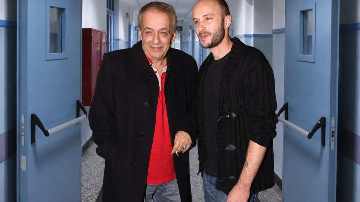 Ανδρέας Μικρούτσικος: Η πρώτη αντίδραση του γιου του μετά το σοβαρό πρόβλημα υγείας και τι ζήτησε από τους δημοσιογράφους