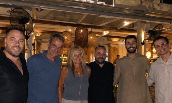Κυριάκος Μητσοτάκης – Μαρέβα Γκραμπόφσκι: Δείπνο στα Χανιά με τον γιο τους, Κωνσταντίνο – Βίντεο