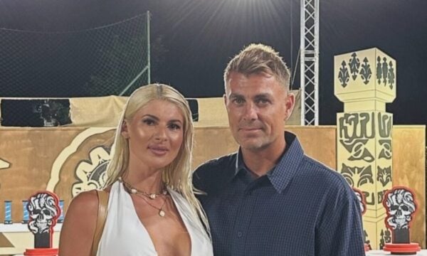 Όλγα Πηλιάκη – Στέλιος Χανταμπάκης: Διακοπές στη Σαντορίνη για το ζευγάρι – Τα τρυφερά φιλιά με φόντο το Αιγαίο