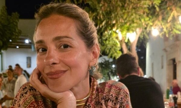 Νατάσσα Μποφίλιου: Σπάνιες φωτογραφίες με τον σύζυγό της από τις διακοπές στη Φολέγανδρο