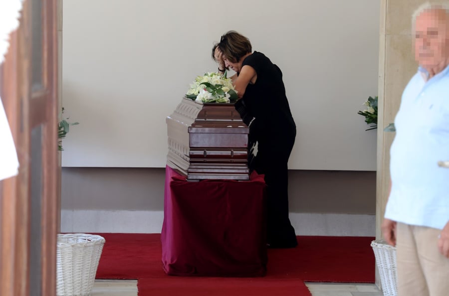 Κηδεία Νίκου Καλογερόπουλου: Πλήθος κόσμου στο τελευταίο αντίο στον ηθοποιό