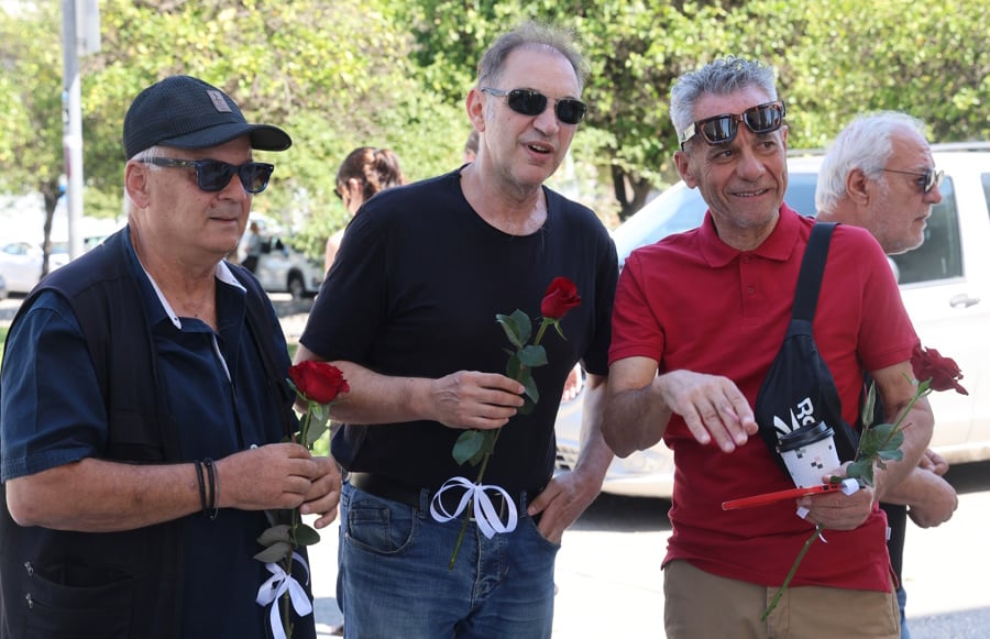 Κηδεία Νίκου Καλογερόπουλου: Πλήθος κόσμου στο τελευταίο αντίο στον ηθοποιό