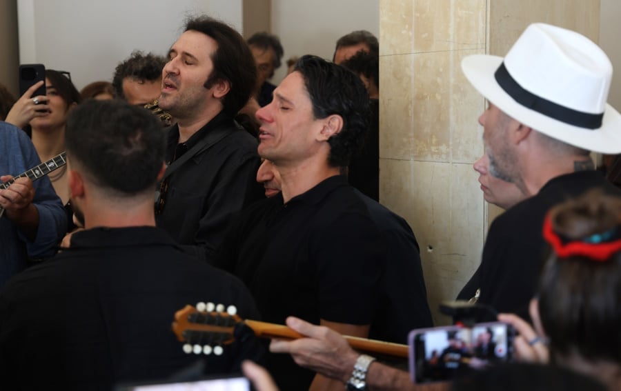 Κηδεία Νίκου Καλογερόπουλου: Ο Πάνος Βλάχος στο Α’ Νεκροταφείο Αθηνών