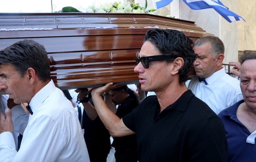 Κηδεία Νίκου Καλογερόπουλου: Ο Πάνος Βλάχος στο Α’ Νεκροταφείο Αθηνών