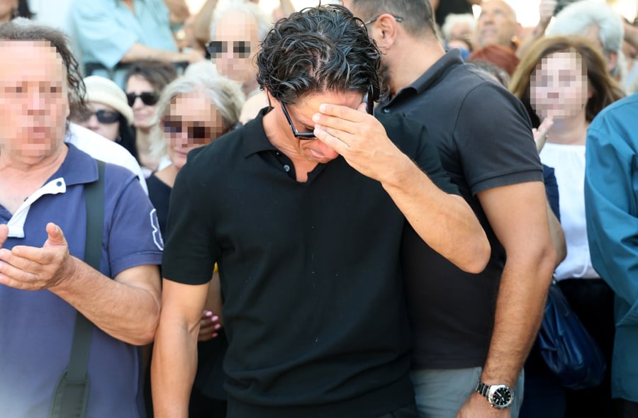 Κηδεία Νίκου Καλογερόπουλου: Ο Πάνος Βλάχος στο Α’ Νεκροταφείο Αθηνών