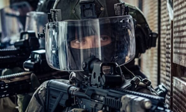 Elite Force: Η γαλλική σειρά του Netflix που κρατά τους θεατές ξύπνιους μέχρι τα ξημερώματα