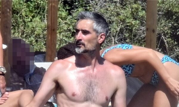 Νίκος Λυμπερόπουλος: Σπάνια δημόσια εμφάνιση σε παραλία της Πάρου