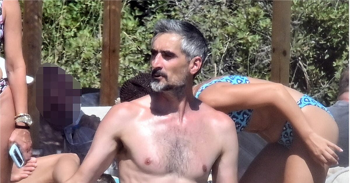 Νίκος Λυμπερόπουλος: Σπάνια δημόσια εμφάνιση σε παραλία της Πάρου