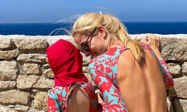 Δούκισσα Νομικού: Η 7χρονη κόρη της την απαθανάτισε να χορεύει στις διακοπές τους – Βίντεο