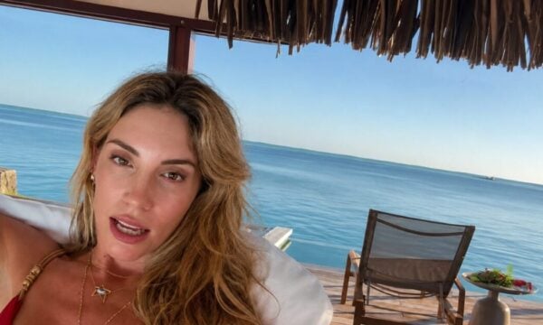 Αθηνά Οικονομάκου: Το βίντεο από τις διακοπές της στο Μπόρα Μπόρα και το δίλημμα – «Είμαι ξαπλωμένη έχοντας αυτή τη θέα»