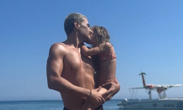 Παντελής Τουτουντζής: Αγκαλιά με την κόρη του και τον γιο του στην παραλία