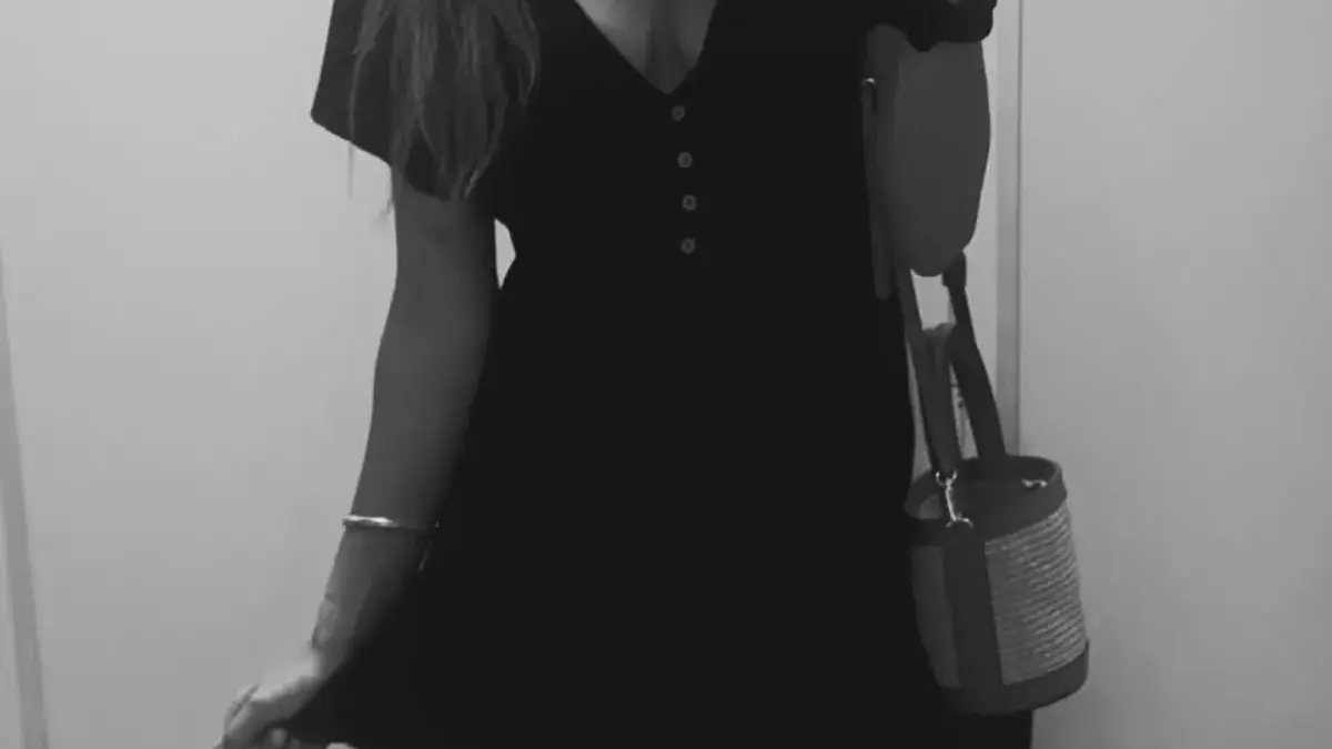 Στα 47 της: Η mirror selfie και το mini φόρεμα που έκλεψαν τις εντυπώσεις