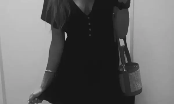 Στα 47 της: Η mirror selfie και το mini φόρεμα που έκλεψαν τις εντυπώσεις