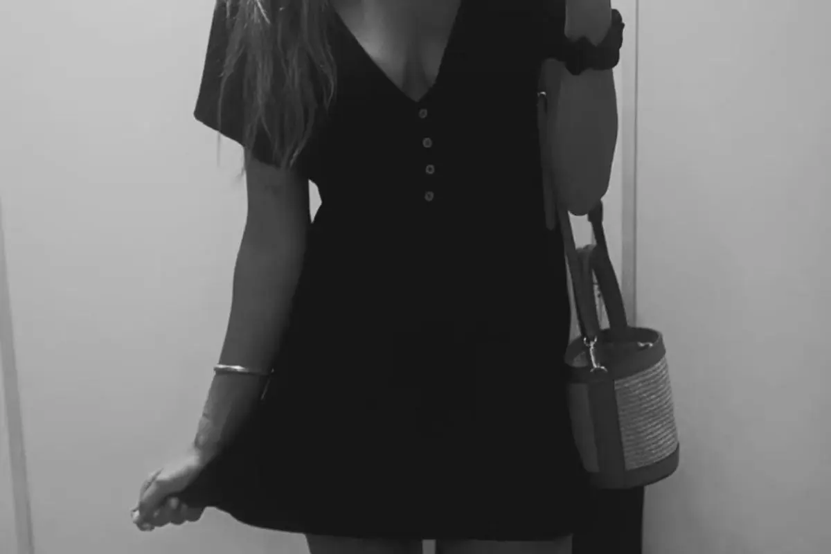Στα 47 της: Η mirror selfie και το mini φόρεμα που έκλεψαν τις εντυπώσεις