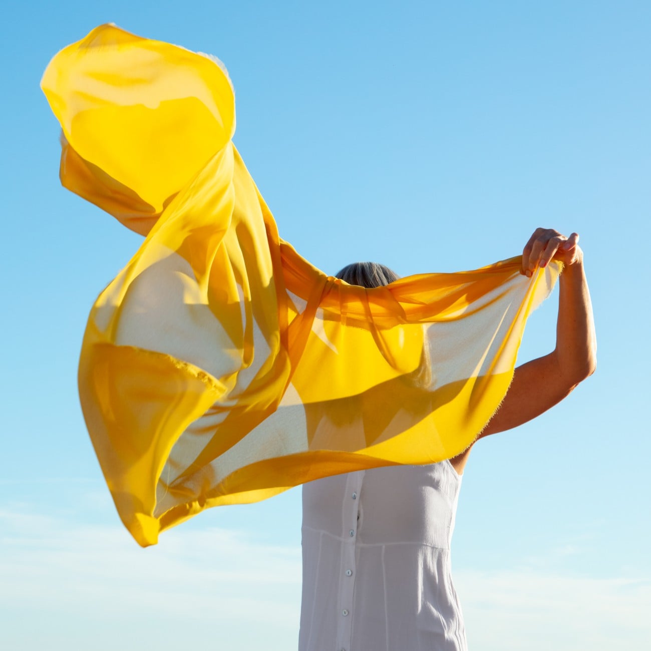 Fashion hack του καλοκαιριού: Πώς να κάνετε το παρεό σας εντυπωσιακό top με ένα λαστιχάκι μαλλιών