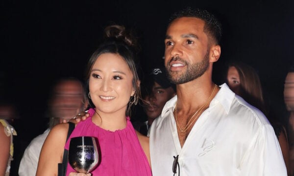 Ashley Park – Lucien Laviscount: Ξανά στη Μύκονο οι πρωταγωνιστές του Emily In Paris στο ξέφρενο πάρτι στο νησί