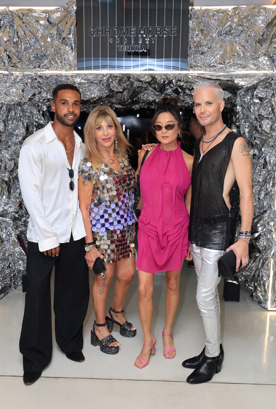 Ashley Park – Lucien Laviscount: Ξανά στη Μύκονο οι πρωταγωνιστές του Emily In Paris στο ξέφρενο πάρτι στο νησί