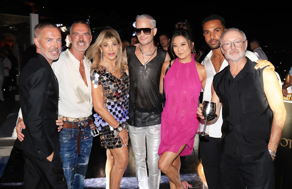 Ashley Park – Lucien Laviscount: Ξανά στη Μύκονο οι πρωταγωνιστές του Emily In Paris στο ξέφρενο πάρτι στο νησί