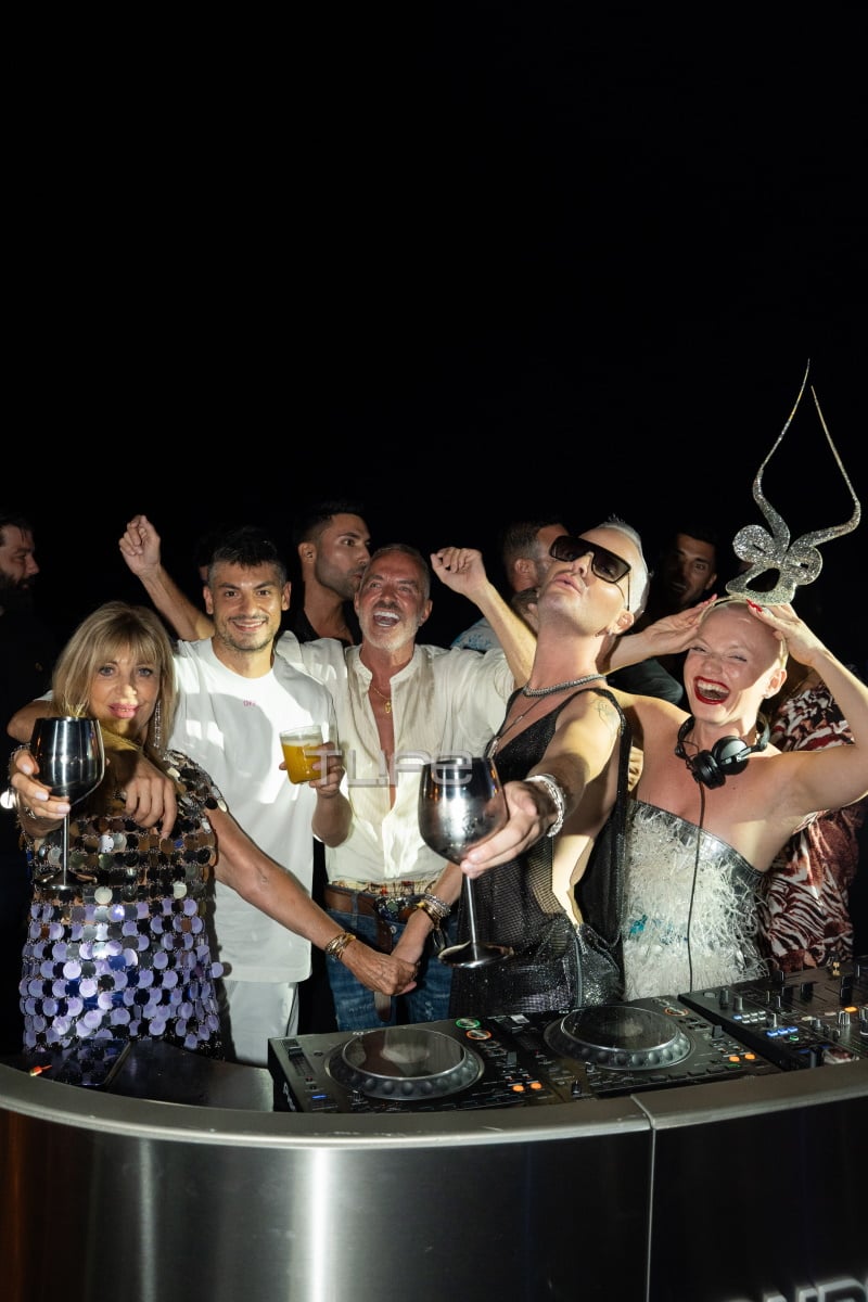 Cavo Tagoo: Φωτογραφίες και βίντεο από το party με Ashley Park και Lucien Laviscount από το Emily in Paris