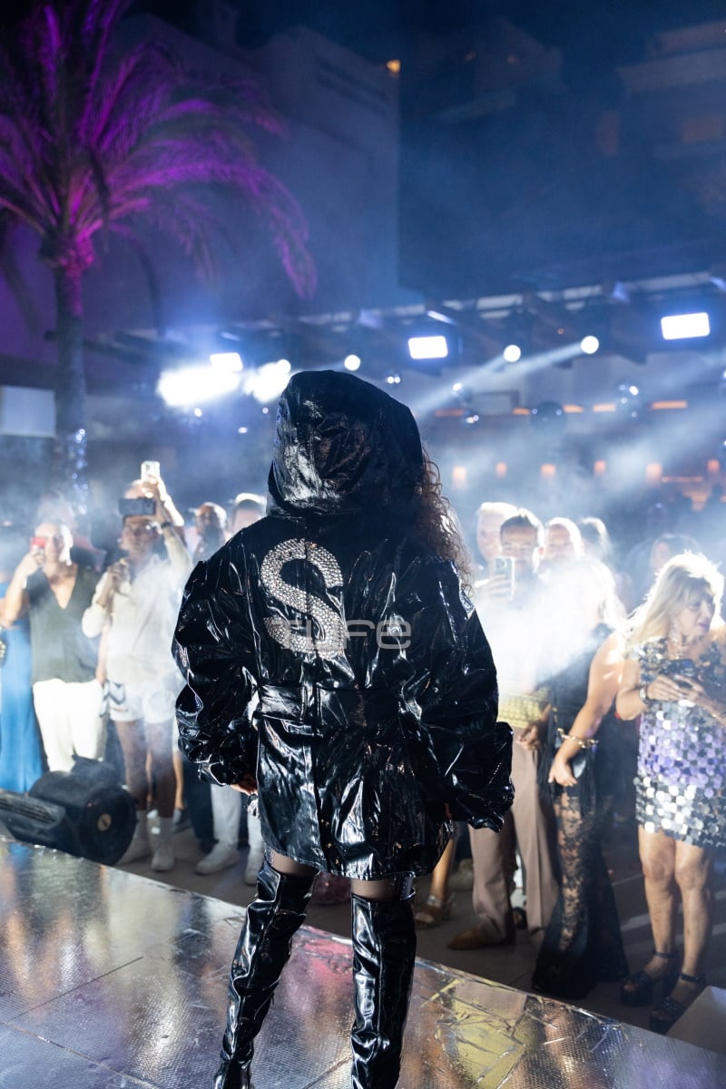 Cavo Tagoo: Φωτογραφίες και βίντεο από το party με Ashley Park και Lucien Laviscount από το Emily in Paris