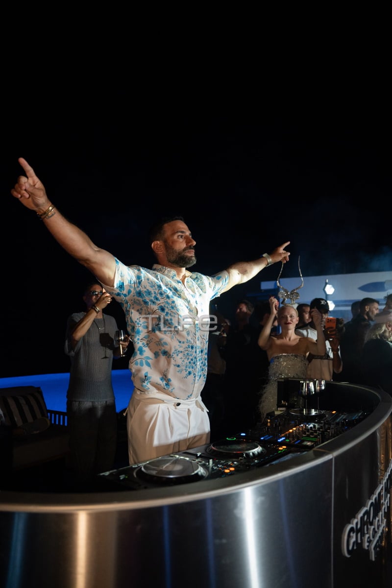 Cavo Tagoo: Φωτογραφίες και βίντεο από το party με Ashley Park και Lucien Laviscount από το Emily in Paris