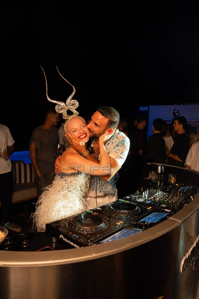 Cavo Tagoo: Φωτογραφίες και βίντεο από το party με Ashley Park και Lucien Laviscount από το Emily in Paris