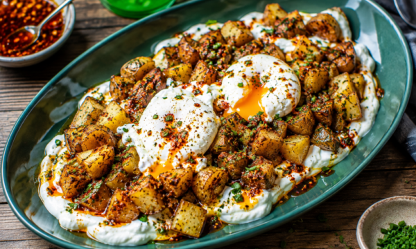 Πατάτες με αυγά, γιαούρτι και βούτυρο chili