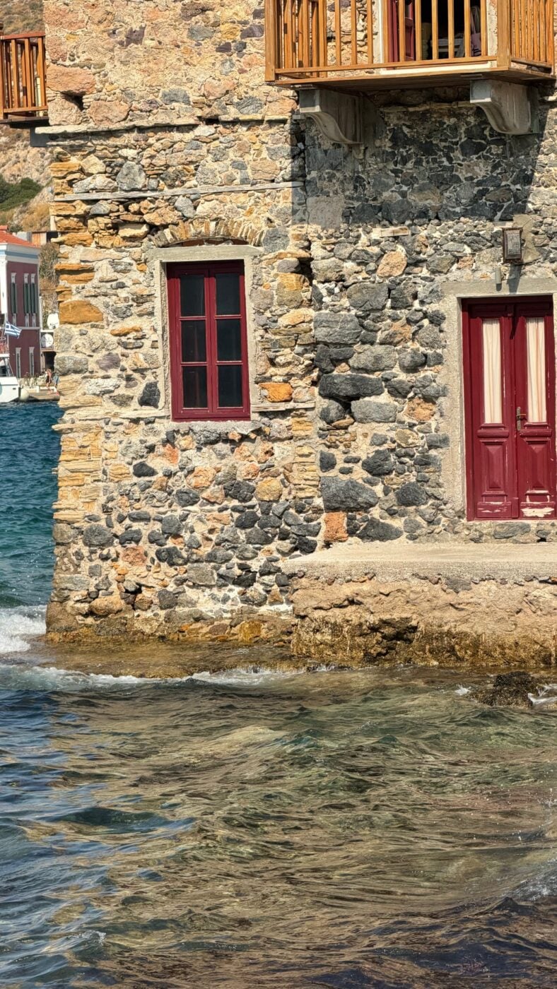 Αμαλία Κωστοπούλου: Νέες φωτογραφίες από την Πάτμο και η ανυπομονησία της για το φθινόπωρο