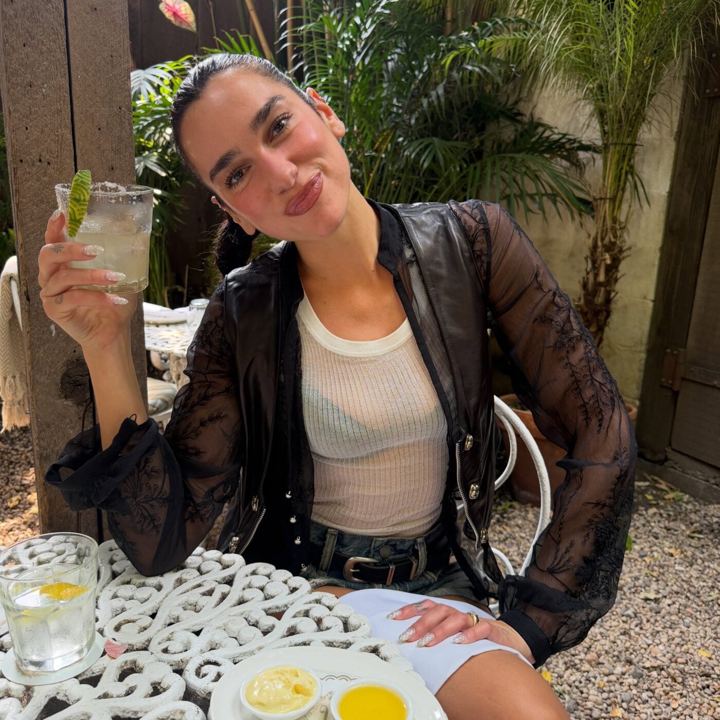 Dot nails: Η Dua Lipa υιοθέτησε την τάση με δύο διαφορετικούς τρόπους