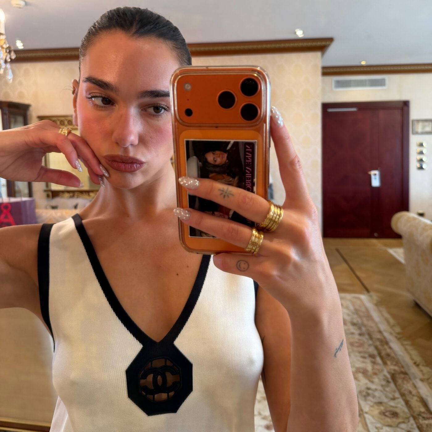 Dua Lipa: Τα πιο εντυπωσιακά manicures της με αφορμή τα γενέθλιά της