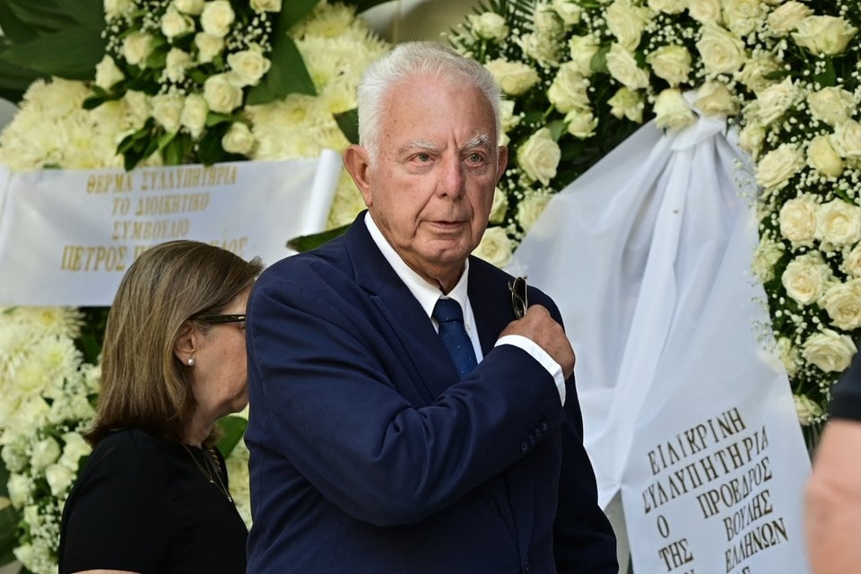 Στέφανος Μάνος: Η οικογένειά του στο τελευταίο αντίο – Φωτογραφίες