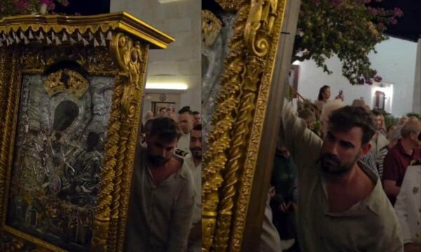 Νίκος Πολυδερόπουλος: Σήκωσε στους ώμους την Παναγία Τουρλιανή στη Μύκονο (βίντεο)