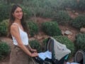 Άννα Πρέλεβιτς: Φωτογραφία με τις δίδυμες κόρες της στο σαλόνι του σπιτιού