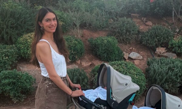 Άννα Πρέλεβιτς: Φωτογραφία με τις δίδυμες κόρες της στο σαλόνι του σπιτιού