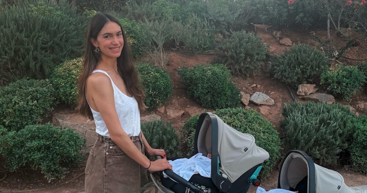 Άννα Πρέλεβιτς: Φωτογραφία με τις δίδυμες κόρες της στο σαλόνι του σπιτιού