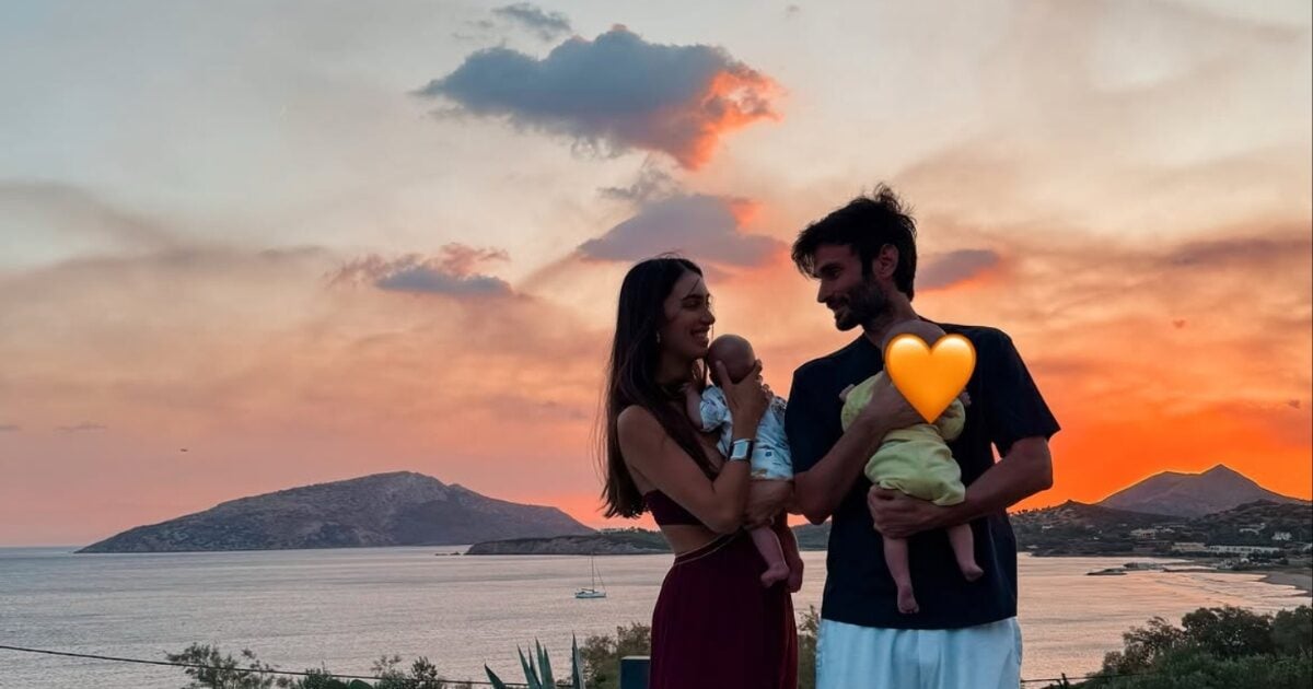 Άννα Πρέλεβιτς – Νικήτας Νομικός: Αγκαλιά με τις δίδυμες κόρες τους στις διακοπές