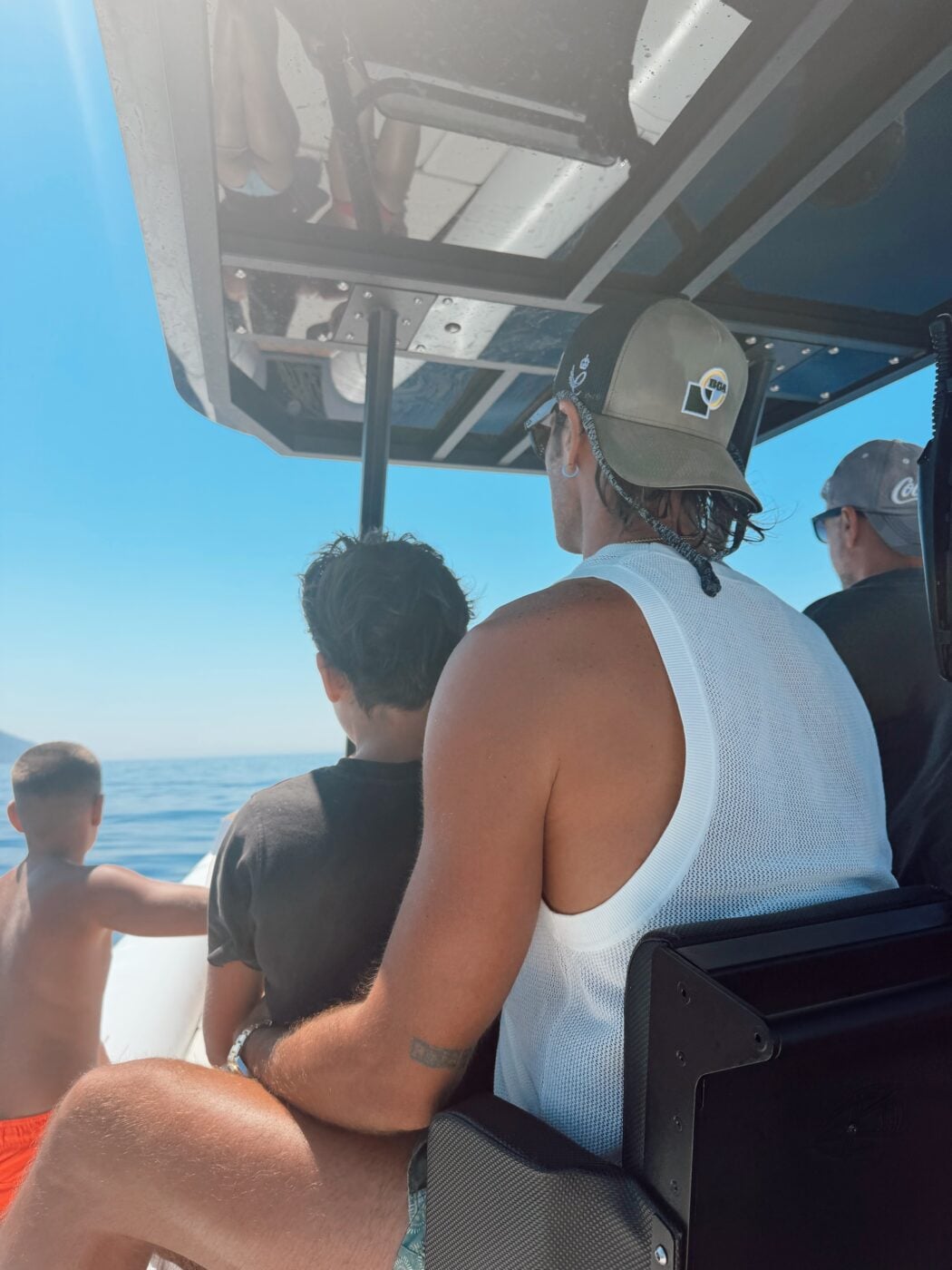Γιώργος Καράβας – Ραφαέλα Ψαρρού: Tour στα νησιά του Αιγαίου με σκάφος και φωτογραφίες